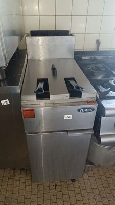 une cuisinière et un four en argent dans une cuisine