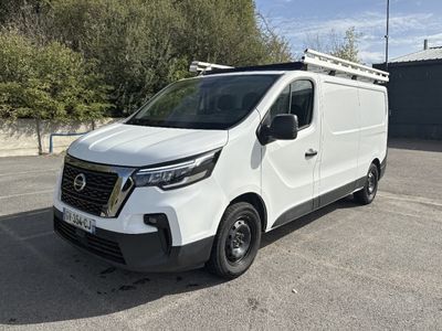 la camionnette blanche est garée sur un parking avec des arbres en arrière-plan