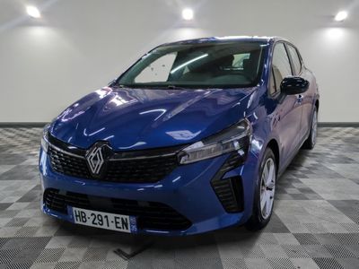 la voiture bleue est garée dans le garage sur un sol en damier