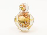 un flacon de parfum en verre orné d'un motif doré