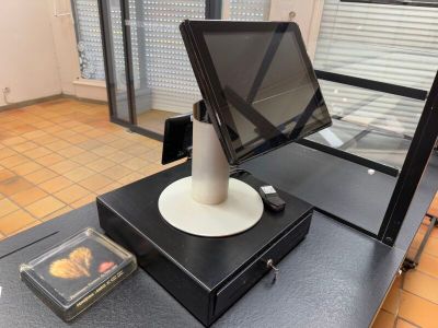 une image représentant une tablette posée sur une table