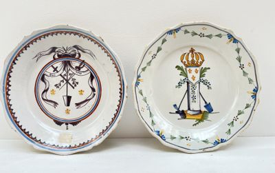 deux assiettes à motifs