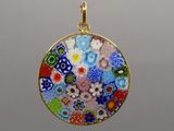 un gros plan d'un pendentif en verre orné de fleurs