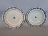 paire d'assiettes bleues et blanches à motifs floraux