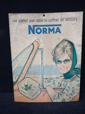 un livre sur lequel figure la photo d'une femme au volant d'une voiture