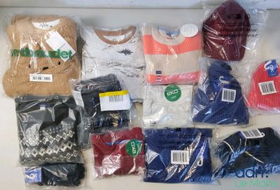 un tas de vêtements posés sur une table