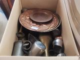 une boîte en carton remplie d'objets métalliques divers