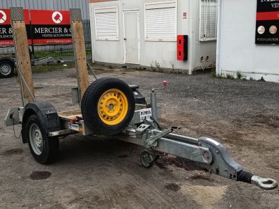 une remorque équipée d'un pneu à l'arrière