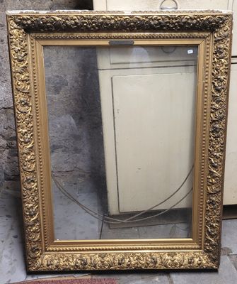 une photo d'un miroir à cadre doré posé par terre