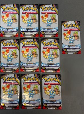 plusieurs paquets de cartes à collectionner Pokémon posés sur une table