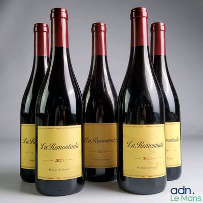 trois bouteilles de vin rouge sont alignées sur une table