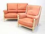 une paire de canapés rembourrés orange avec des fauteuils assortis