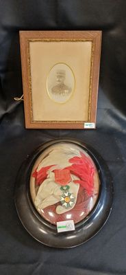 une vieille photo d'une femme en robe rouge et une photo d'un homme avec un chapeau