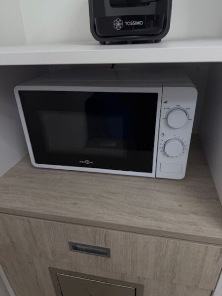 1 four micro-ondes HIGH ONE REF. 11 VENTE SUR DESIGNATION SE TROUVANT A VILLEMOISSON SUR ORGE (91)