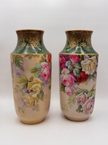 Paire de vases en porcelaine de Limoges WG et Cie à décor de rose...
