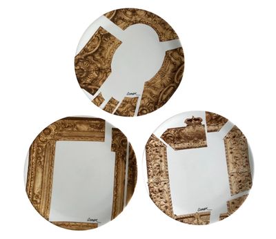 trois assiettes ornées de motifs dorés et blancs sur fond blanc