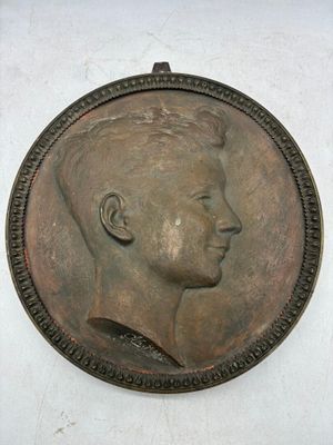 Médaille en terre cuite patinée à monture en bronze et cuivr…