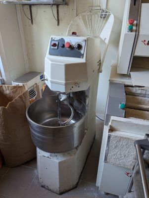 une image d'une cuisine avec un mixeur et d'autres appareils électroménagers