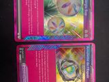 Deux cartes Pokémon roses sont posées côte à côte sur une table