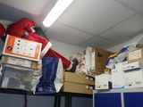 une pièce remplie de cartons, de cartons et d'un Père Noël