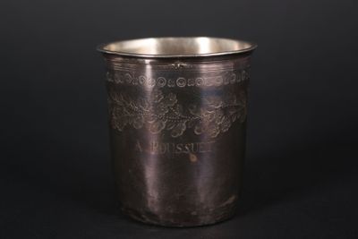 une coupe ancienne en argent ornée d'un motif floral