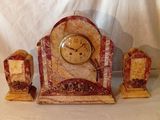une horloge posée sur une table à côté d'autres objets