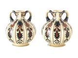 paire de vases décoratifs sur fond blanc, avec un fond blanc