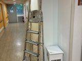 une échelle appuyée contre un mur dans un couloir