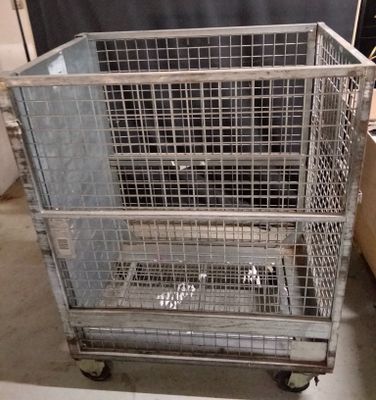 une cage métallique posée sur une table