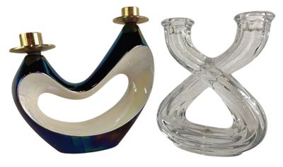 deux bougeoirs en verre placés l'un à côté de l'autre