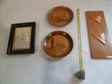 trois assiettes en bois et une règle posées par terre
