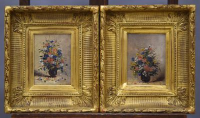 une paire de tableaux représentant des fleurs dans un vase posé sur une chaise