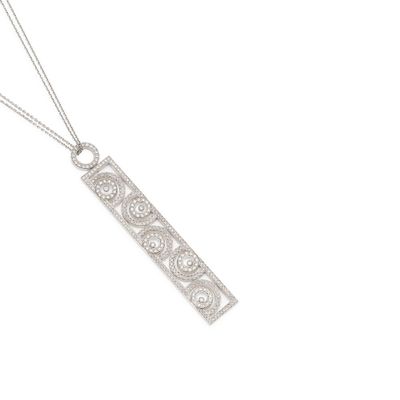 un pendentif Art déco en argent, orné d'un motif en filigrane, monté sur une chaîne