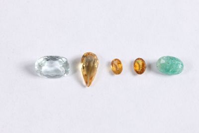 un ensemble de trois pierres précieuses de couleurs différentes sur un fond blanc
