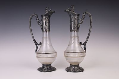 paire de vases plaqués argent, munis d'anses et de poignées