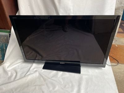 un grand téléviseur à écran plat posé sur un drap blanc