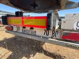 un gros plan sur l'arrière d'un avion