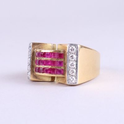 une image montrant un gros plan d'une bague en or sertie d'une pierre rose