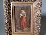 une vieille photo d'une femme en robe rouge tenant un bébé dans ses bras