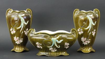 Garniture en barbotine comprenant une jardinière et une pair…