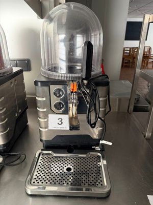 une machine à café posée sur un comptoir