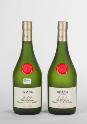 deux bouteilles de vin posées l'une à côté de l'autre sur une surface blanche