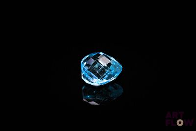 gros plan d'un diamant bleu sur une surface noire