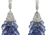 une paire de boucles d'oreilles en saphir et diamant