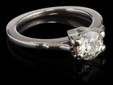 gros plan d'une bague en diamant sur une surface noire