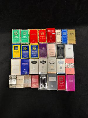 de nombreux types de cigarettes différents posés sur une surface noire