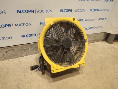 une image représentant un ventilateur jaune posé sur un sol en béton