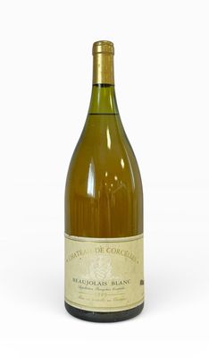 une bouteille de vin posée sur une table