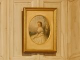 tableau représentant une femme en robe blanche dans un coin d'une pièce
