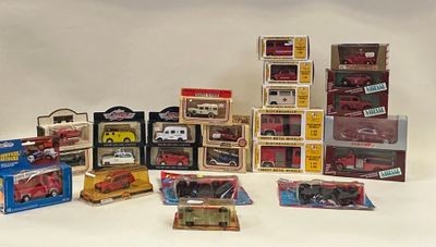 beaucoup de petites voitures et de boîtes sur la table
